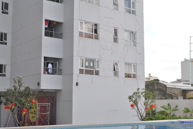 Mặt tường bên ngoài của phần lớn các tầng chung cư Investco Babylon, Quận Tân Phú, đã lởm chởm các vết nứt dài dù mới đưa vào sử dụng hơn một năm nay. Ảnh: Mạnh Tùng