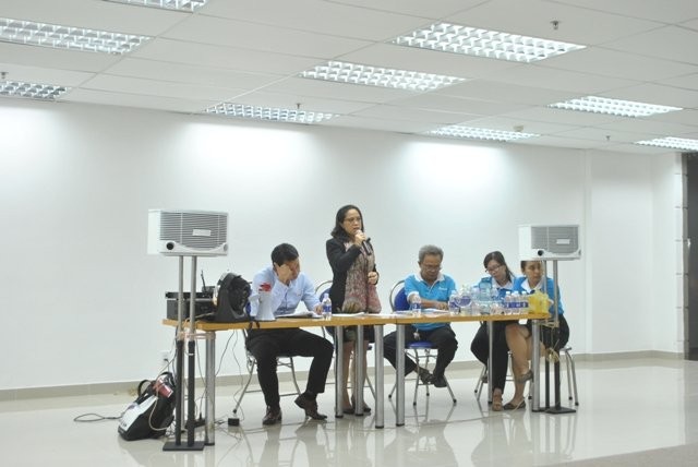 Đại diện ban quản lý chung cư, đơn vị của chủ đầu tư, giải trình với cư dân Belleza tối 20-10 vừa qua. Ảnh: Mạnh Tùng