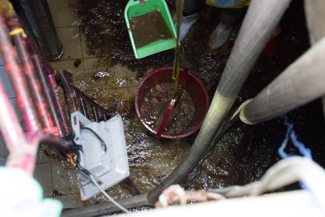 Cư dân Bellaza bức xúc vì bể nước tại đây rất mất vệ sinh. Họ không ngờ thời gian qua họ đã dùng nguồn nước như thế này. Ảnh: V.H