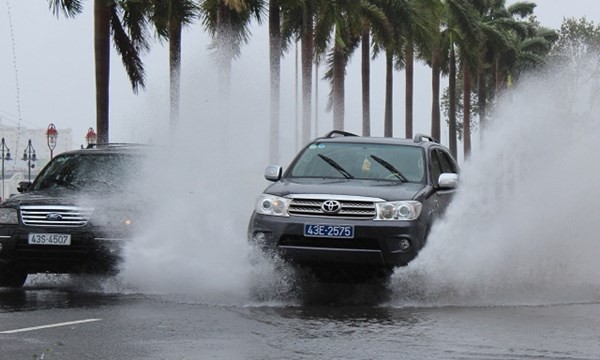 Một xe công vụ Đà Nẵng chạy trên đường Bạch Đằng - Ảnh: Lê Đình Dũng