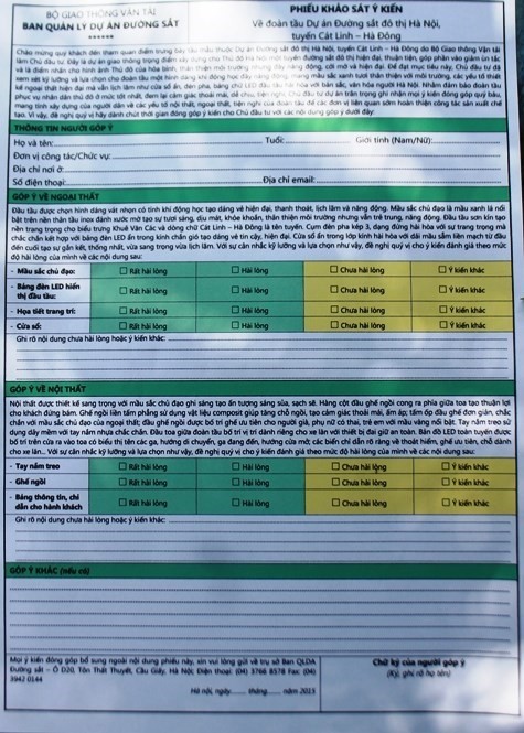 Sau khi thăm quan, mọi người được Ban tổ chức phát một phiếu khảo sát ý kiến.