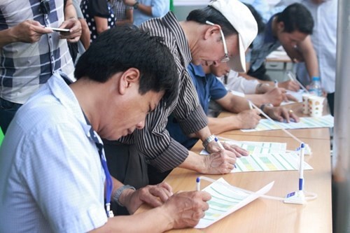 Sau khi thăm quan trải nghiệm, nhiều người dân đã viết ý kiến góp ý để gửi đến Bộ Giao thông vận tải.