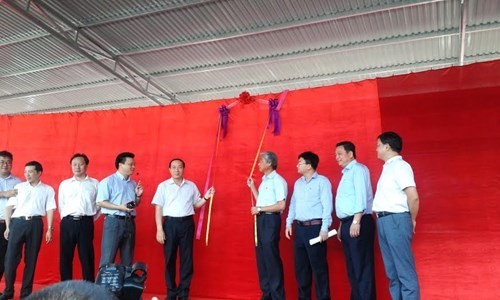 Thứ trưởng Nguyễn Hồng Trường và ông Trần Xuân Sanh - Cục trưởng Cục Quản lý Xây dựng và Chất lượng công trình giao thông (QLXD&CLCTGT) kéo rèm che tàu điện mẫu tuyến Cát Linh - Hà Đông.