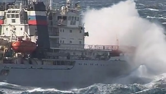 Xem tàu kéo vượt sóng dữ lai dắt tàu sân bay Nga ảnh 2