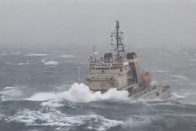 Xem tàu kéo vượt sóng dữ lai dắt tàu sân bay Nga ảnh 1