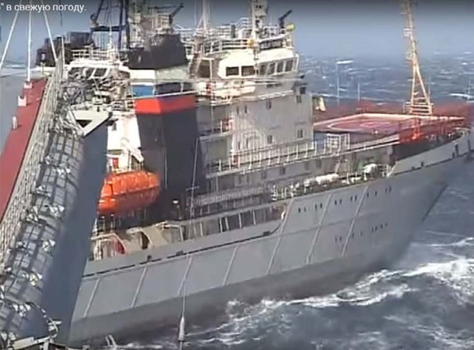 Xem tàu kéo vượt sóng dữ lai dắt tàu sân bay Nga ảnh 3