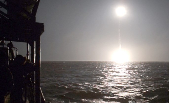 Chùm ảnh tàu ngầm hạt nhân Nga phóng tên lửa Bulava ảnh 8