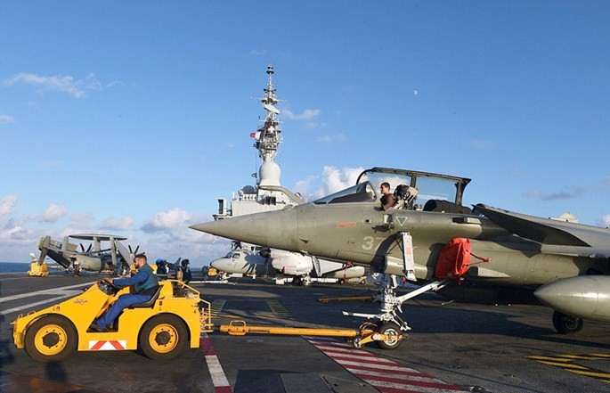 Trên tàu sân bay Pháp tham gia tấn công quân IS ở Trung Đông ảnh 5