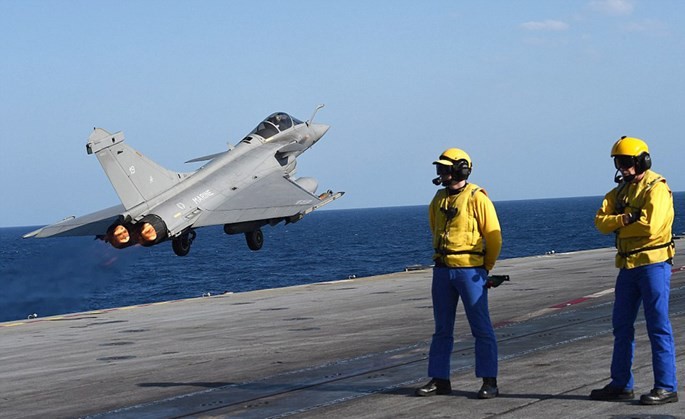 Trên tàu sân bay Pháp tham gia tấn công quân IS ở Trung Đông ảnh 9