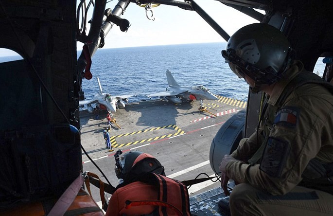 Trên tàu sân bay Pháp tham gia tấn công quân IS ở Trung Đông ảnh 4
