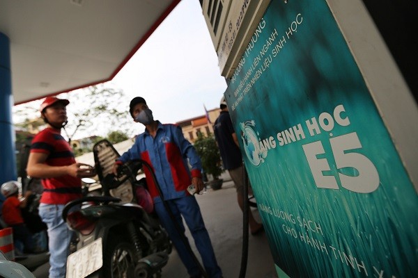 Phần đông người dân vẫn e dè với việc sử dụng xăng sinh học E5. Ảnh: HẢI NGUYỄN