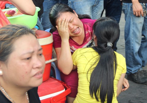 Người dân hoảng loạn vì nhà bị cháy. Ảnh:Hải Hiếu Người dân hoảng loạn vì nhà bị cháy. Ảnh:Hải Hiếu