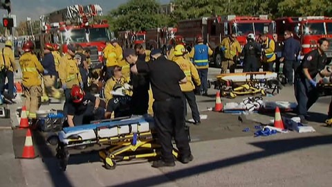 Cáng cứu thương được đặt nhiều ở hiện trường. (Ảnh: NBC) Cáng cứu thương được đặt nhiều ở hiện trường. (Ảnh: NBC)