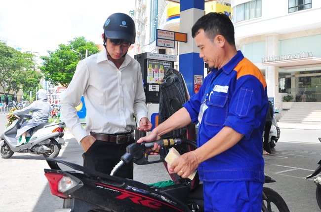 Nguồn thu ngân sách được bổ sung một phần không nhỏ từ việc tăng thuế bảo vệ môi trường gấp 3 lần cho các mặt hàng xăng dầu từ 1-5. Ảnh: Minh Tâm