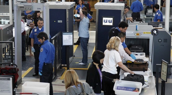 ‘Mắt thần’ soi vũ khí giấu trong người ảnh 1