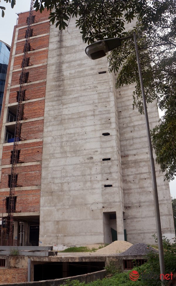 Mặt sau đang hoàn thiện thì bỏ dở nhiều năm nay. (Ảnh: Xuân Tùng) Mặt sau đang hoàn thiện thì bỏ dở nhiều năm nay. (Ảnh: Xuân Tùng)