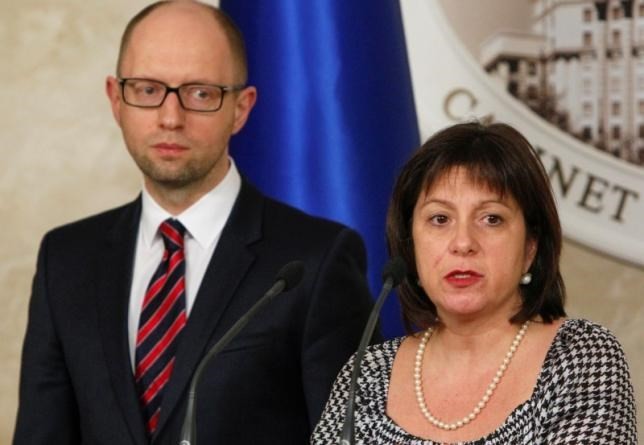 Thủ tướng Ukraine Arseny Yatsenyuk và Bộ trưởng Bộ Tài chính Natalie Yaresko trong một cuộc họp báo tại Kievngayf 11/3/2015.