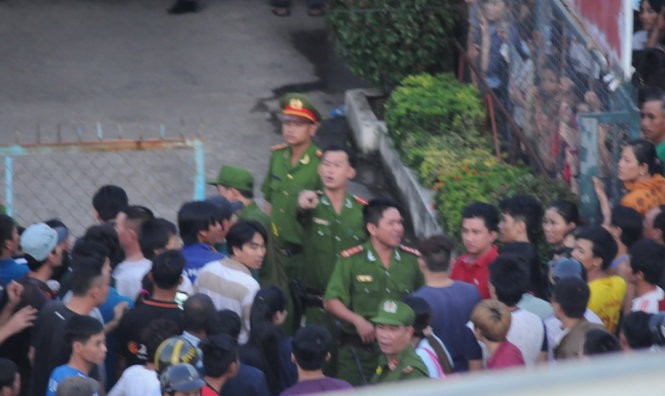 Cảnh sát bảo vệ hiện trường - Ảnh: A.LỘC Cảnh sát bảo vệ hiện trường - Ảnh: A.LỘC