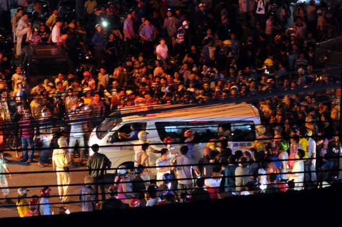 Người dân hiếu kỳ theo dõi kẻ ngáo đá được đưa đi cấp cứu - Ảnh: S ĐỊNH Người dân hiếu kỳ theo dõi kẻ ngáo đá được đưa đi cấp cứu - Ảnh: S ĐỊNH