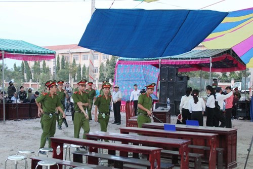 Xét xử vụ thảm sát ở Bình Phước: Dương và Tiến bật khóc khi bị đề nghị án tử hình ảnh 43 Xét xử vụ thảm sát ở Bình Phước: Dương và Tiến bật khóc khi bị đề nghị án tử hình ảnh 43