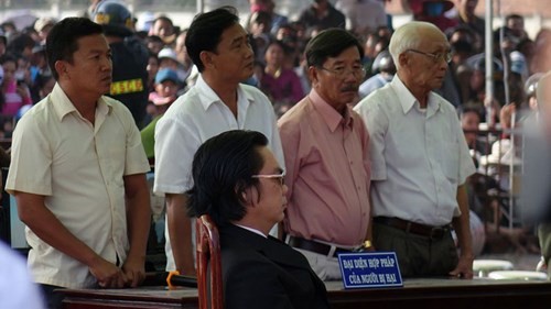 Xét xử vụ thảm sát ở Bình Phước: Dương và Tiến bật khóc khi bị đề nghị án tử hình ảnh 24 Xét xử vụ thảm sát ở Bình Phước: Dương và Tiến bật khóc khi bị đề nghị án tử hình ảnh 24