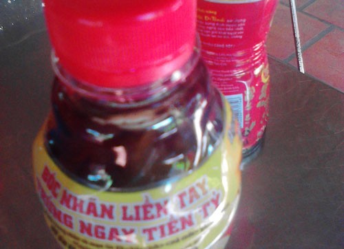 Những chai trà thảo mộc Dr. Thanh có cặn được phát hiện vào trưa 14/12 Những chai trà thảo mộc Dr. Thanh có cặn được phát hiện vào trưa 14/12