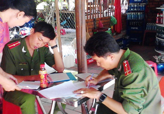 Công an làm việc với quán giải khát để kiểm tra trà Dr. Thanh có cặn. Ảnh:CTV.