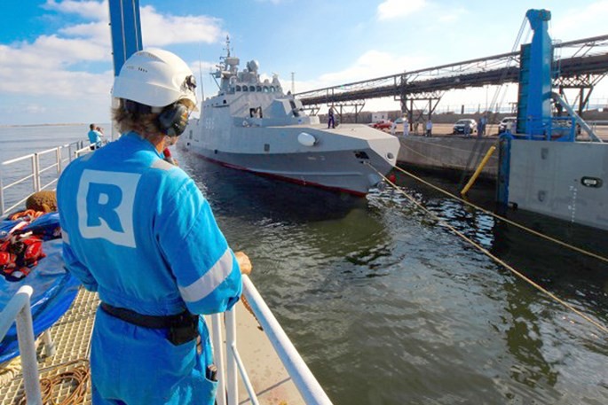 Xem tàu Rolldock Star chở 2 tàu tên lửa từ Mỹ về Ai Cập ảnh 2 Xem tàu Rolldock Star chở 2 tàu tên lửa từ Mỹ về Ai Cập ảnh 2