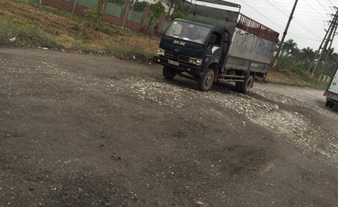 Các tuyến đường qua huyện Văn Lâm xuống cấp do xe tải đi nhiều mỗi ngày. Ảnh:P.Linh