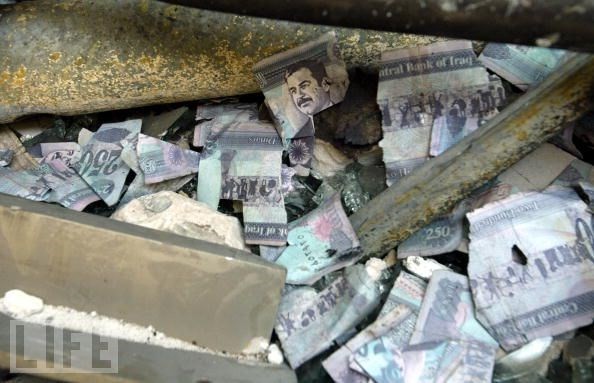 Tiền Iraq in hình tổng thống Hussein bị xé Tiền Iraq in hình tổng thống Hussein bị xé