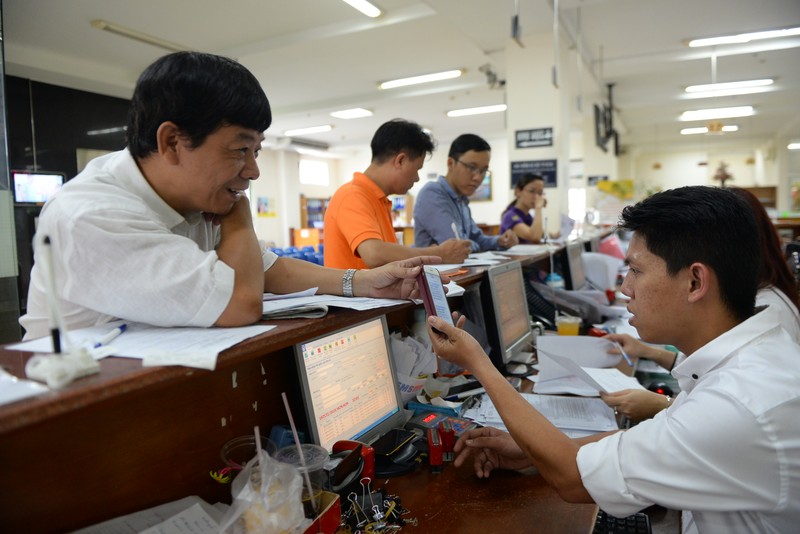 Với cách tính đóng BHXH mới, chịu tác động lớn nhất là những doanh nghiệp sử dụng nhiều lao động như ngành dệt may, da giày. Trong ảnh: công nhân may tại Công ty cổ phần may Nhà Bè - Ảnh: Hữu Khoa Với cách tính đóng BHXH mới, chịu tác động lớn nhất là những doanh nghiệp sử dụng nhiều lao động như ngành dệt may, da giày. Trong ảnh: công nhân may tại Công ty cổ phần may Nhà Bè - Ảnh: Hữu Khoa