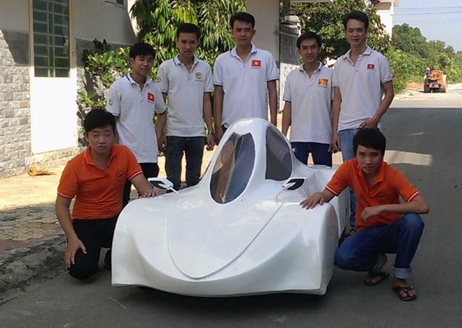 Nhóm sinh viên bên chiếc xe mới hoàn thành. Tiến sĩ Lâm Thành Hiển - Phó hiệu trưởng trường Đại học Lạc Hồng cho biết: "Để đưa sản phẩm của các em ứng dụng vào cuộc sống còn rất nhiều vấn đề. Trước mắt, nhà trường tạo điều kiện và hỗ trợ vật chất, động viên tinh thần để sinh viên có thể phát huy khả năng sáng tạo. Những chiếc xe mà các em làm ra đều được đánh giá cao". Nhóm sinh viên bên chiếc xe mới hoàn thành. Tiến sĩ Lâm Thành Hiển - Phó hiệu trưởng trường Đại học Lạc Hồng cho biết: "Để đưa sản phẩm của các em ứng dụng vào cuộc sống còn rất nhiều vấn đề. Trước mắt, nhà trường tạo điều kiện và hỗ trợ vật chất, động viên tinh thần để sinh viên có thể phát huy khả năng sáng tạo. Những chiếc xe mà các em làm ra đều được đánh giá cao".