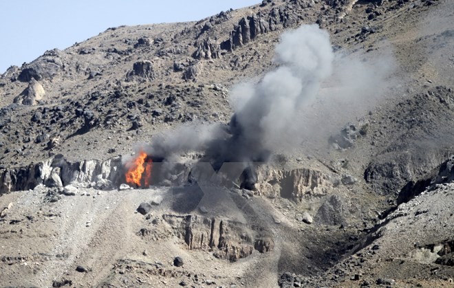 Khói bốc lên từ một kho vũ khí sau các vụ oanh kích của liên quân Arab xuống vùng núi Nuqom, Yemen. (Nguồn: Reuters/TTXVN)