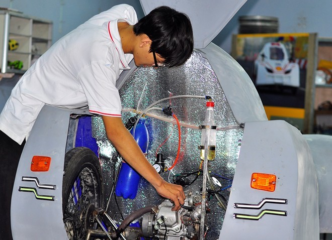 Cùng với chế tạo xe chạy nhiên liệu cồn, nhóm sinh viên cũng đang hoàn tất chiếc xe chạy bằng xăng. Theo thiết kế, xe này sử dụng 1 lít xăng sẽ chạy được 150 km với tốc độ khoảng 50 km/h. Cùng với chế tạo xe chạy nhiên liệu cồn, nhóm sinh viên cũng đang hoàn tất chiếc xe chạy bằng xăng. Theo thiết kế, xe này sử dụng 1 lít xăng sẽ chạy được 150 km với tốc độ khoảng 50 km/h.