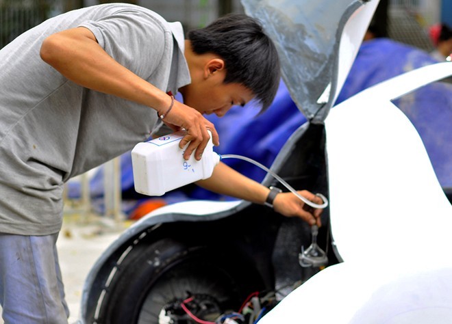 Qua quá trình nghiệm thu, chiếc xe sử dụng 1 lít cồn có thể chạy được quãng đường 200 km, tốc độ an toàn là 50 km/h. Qua quá trình nghiệm thu, chiếc xe sử dụng 1 lít cồn có thể chạy được quãng đường 200 km, tốc độ an toàn là 50 km/h.