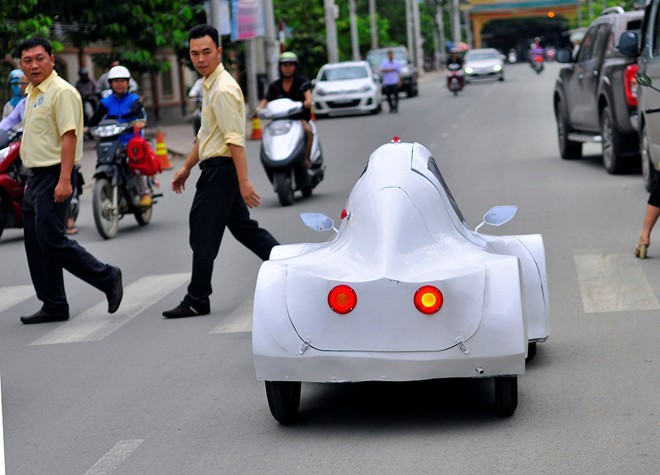Phương tiện này có hình dáng lạ khiến nhiều người tò mò. Sinh viên Nguyễn Thành Trung cho biết: "Mơ ước lớn nhất của nhóm là chiếc xe thành công và có thể ứng dụng rộng rãi trong cuộc sống. Nó sẽ giúp chúng ta tiết kiệm tiền bạc và hạn chế nguồn khí thải gây ô nhiễm môi trường". Phương tiện này có hình dáng lạ khiến nhiều người tò mò. Sinh viên Nguyễn Thành Trung cho biết: "Mơ ước lớn nhất của nhóm là chiếc xe thành công và có thể ứng dụng rộng rãi trong cuộc sống. Nó sẽ giúp chúng ta tiết kiệm tiền bạc và hạn chế nguồn khí thải gây ô nhiễm môi trường".