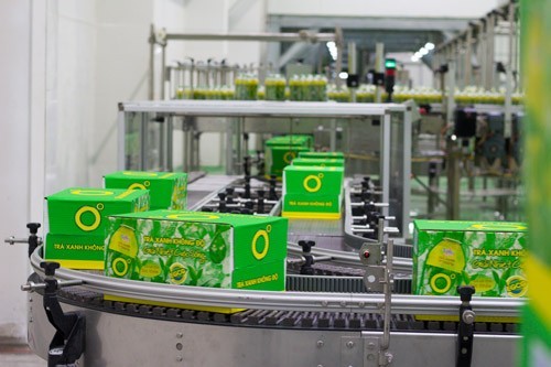 Tham gia thị trường khá muộn (từ năm 2006), nhưng Tân Hiệp Phát tăng tốc rất nhanh. Năm 2013, thị phần tiêu thụ của nhãn hàng này chiếm tới 22,65%, PepsiCo chiếm 25,5%, Coca-Cola Việt Nam giữ 10,5% thị phần, còn lại là của các nhãn hiệu khác. Nguồn:VietinbankSC.