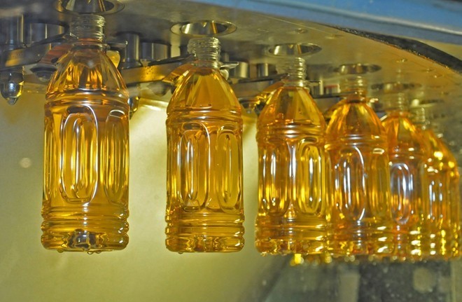 Về lý thuyết, chu trình sản xuất một chai trà xanh mất khoảng 19-20 phút. Vỏ chai trà xanh phải chịu được nhiệt độ 100 độ C mà không móp méo, và chỉ được sử dụng một lần, khác với nước ngọt có ga, khi chỉ có nắp, nút và chai nhựa loại dưới 10 lít không được tái sử dụng. Tuy vậy, thời gian qua, rất nhiều sản phẩm nước giải khát xảy ra sự cố xuất hiện vật thể lạ trong chai nước.