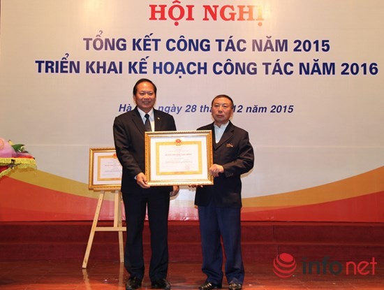 Và trao Huân chương Lao động hạng Ba cho Cục trưởng Cục Báo chí Hoàng Hữu Lượng. Ảnh: Xuân Lộc