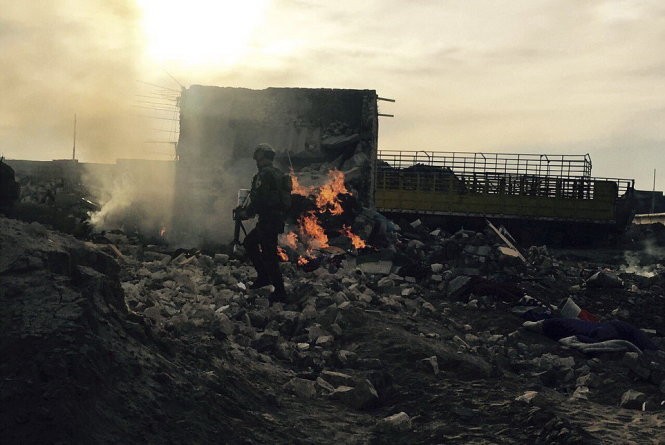 Trên đường tháo chạy, IS đã phá hủy nhiều cơ sở hạ tầng quan trọng của Ramadi - Ảnh: AP Trên đường tháo chạy, IS đã phá hủy nhiều cơ sở hạ tầng quan trọng của Ramadi - Ảnh: AP