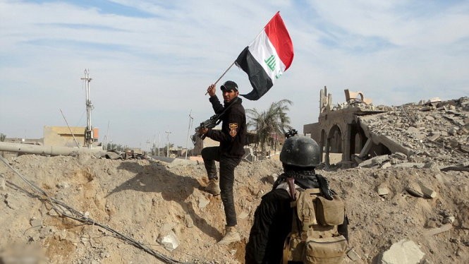 Một binh sĩ vẫy cờ Iraq khi tiến vàoRamadi - Ảnh: Reuters Một binh sĩ vẫy cờ Iraq khi tiến vàoRamadi - Ảnh: Reuters