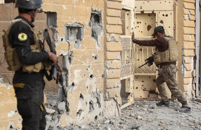 Dù đã đánh bật IS, quân đội Iraq vẫn lo lắng, sợ IS cài chất nổ trong các tòa nhà - Ảnh: AFP Dù đã đánh bật IS, quân đội Iraq vẫn lo lắng, sợ IS cài chất nổ trong các tòa nhà - Ảnh: AFP
