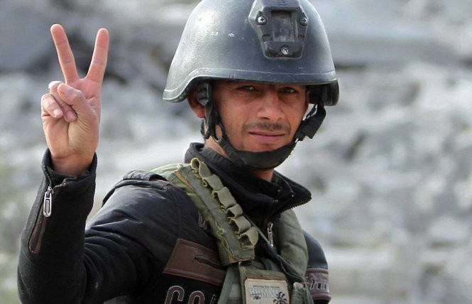 Một người lính Iraq ăn mừng chiến thắng sau khi giành lại Ramadi - Ảnh: AFP Một người lính Iraq ăn mừng chiến thắng sau khi giành lại Ramadi - Ảnh: AFP