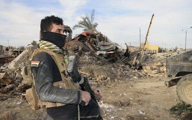 Tuy thắng, quân đội Iraq vẫn cảnhgiác cao độ trước nguy cơ IS tấn công trở lại - Ảnh: AFP Tuy thắng, quân đội Iraq vẫn cảnhgiác cao độ trước nguy cơ IS tấn công trở lại - Ảnh: AFP