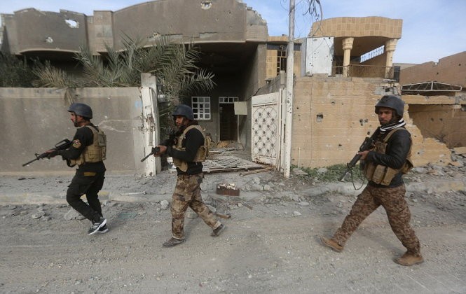 Phần lớn thành phố yên tĩnh một cách kỳ lạ, dẫn đến lo ngại rằng IS có thể cài chất nổ ở khắp nơi để "diệt" quân Iraq - Ảnh: AFP Phần lớn thành phố yên tĩnh một cách kỳ lạ, dẫn đến lo ngại rằng IS có thể cài chất nổ ở khắp nơi để "diệt" quân Iraq - Ảnh: AFP