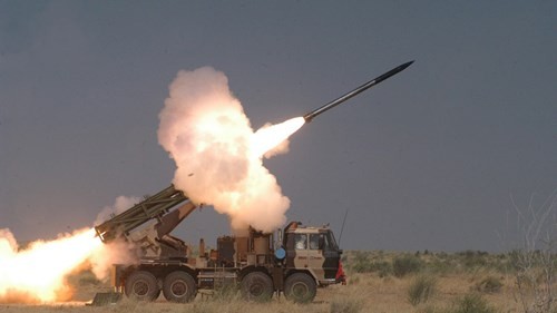 Ấn Độ thử thành công tên lửa Pinaka II phóng hàng loạt ảnh 1