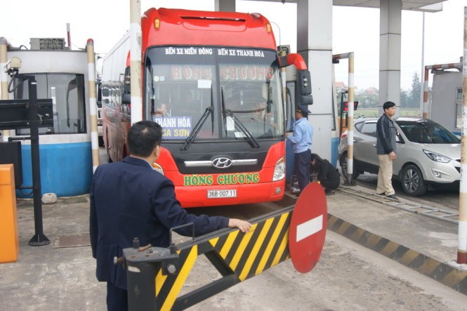 Nhân viên trạm thu phí phải rời cabin ra ngoàiđể bán vé cho các phương tiện qua trạm Nhân viên trạm thu phí phải rời cabin ra ngoàiđể bán vé cho các phương tiện qua trạm