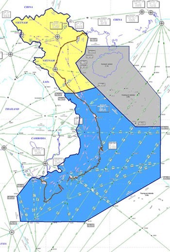 Vùng thông báo bay Hồ Chí Minh (màu xanh)tiếp giáp với vùng thông báo bay Sanya của Trung Quốc,vùng thông báo bay của Singapore. Nguồn: Cục hàng không Việt Nam. Vùng thông báo bay Hồ Chí Minh (màu xanh)tiếp giáp với vùng thông báo bay Sanya của Trung Quốc,vùng thông báo bay của Singapore. Nguồn: Cục hàng không Việt Nam.
