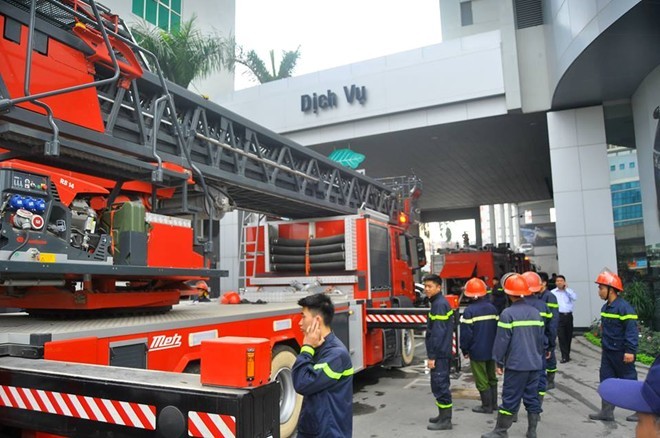 Nhà chức trách điều nhiều xe nước đến hiện trường. Ảnh:Hoàn Nguyễn