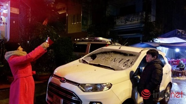 Ngay lập tức, du khách ào ra đường chụp ảnh kỷ niệm